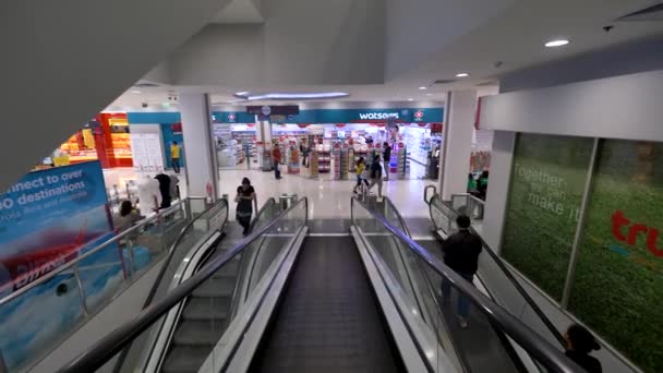 방콕-6 월 7 일: 방콕에서 중앙 랏에 사람들이 게. 쇼핑몰 첫 번째 사람이 볼에에서 스 컬 레이 터. 쇼핑몰의 바닥에 스크롤을 위한 에스컬레이터. — 비디오