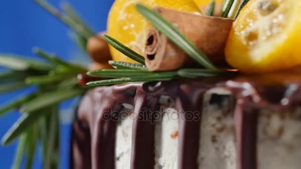 Tårta dekorerad med rosmarin, kumquat och pepparkakor cookies. Tårta dekorerad kumquat och kanel — Stockvideo