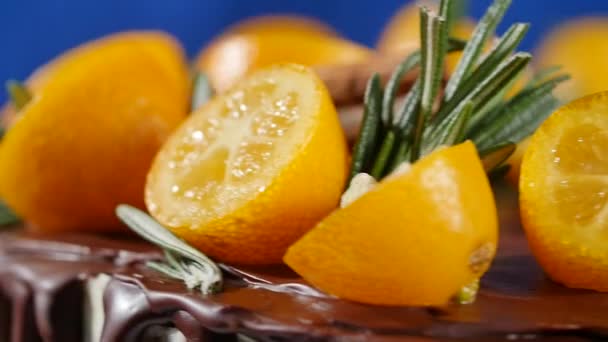 Cake decorated with rosemary, kumquat and gingerbread cookies. Cake decorated kumquat and cinnamon — Stock Video