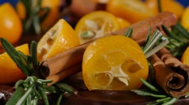 Pasta biberiye, Kamkat ve zencefilli kurabiye ile dekore edilmiştir. Kamkat ve tarçınlı kek dekore edilmiştir