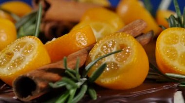 Pasta biberiye, Kamkat ve zencefilli kurabiye ile dekore edilmiştir. Kamkat ve tarçınlı kek dekore edilmiştir