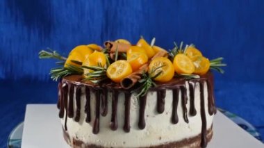 Bir bisküvi pasta önden görünümü. Meyve ve çiçekler ile pasta. Ön görünüm tanımlama bilgisi ve kremalı pasta kapatın. Çikolatalı kek ve kurabiye krem tepesi kakao dekore edilmiştir.