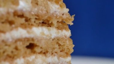 Katmanlı kek çilek ile. Gökkuşağı kek yakın, pasta katmanlı. Çilek kısa pasta.