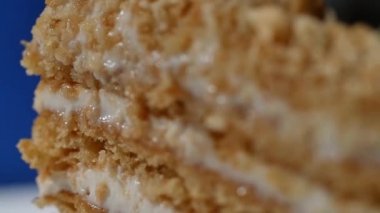 Katmanlı kek çilek ile. Gökkuşağı kek yakın, pasta katmanlı. Çilek kısa pasta.