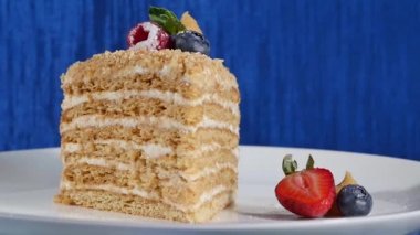 Cuted çilek ve plaka üzerinde yaban mersini ile pasta katman. Yaz berry kek. Çok katmanlı Berry ve fıstıklı Mousse Kek