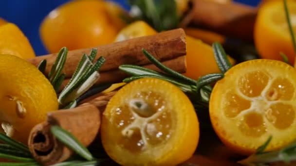 Dort zdobený rozmarýn, kumquat a perník cookies. Dort ozdoben kumquat a skořicí — Stock video