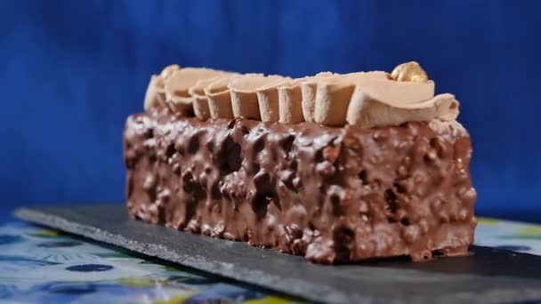 Taart met room en noten. Chocoladetaart met noten en chocolade chips. Chocolade karamel cupcake met noten en toffee siroop. — Stockvideo