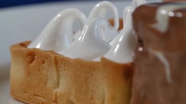 Taze olgun kırmızı çilek ve krema gevrek altın gözleme üzerinde serinletici bir tatlı şeker serpilir. Waffle wheaped krem ve raspberrries ile