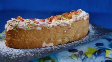 Güzel pasta. Koyu mavi zemin üzerine elmalı turta parçası. Elmalı turta ceviz talaşı ile