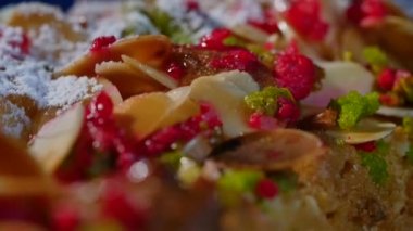 Ceviz talaşı pasta yakın, makro üzerinde. Lezzetli kek. Ev yapımı hamur işleri. Somun kek
