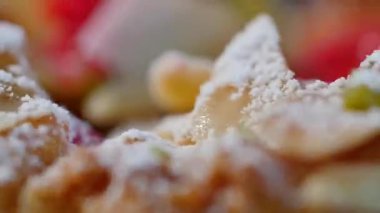 Ceviz talaşı pasta yakın, makro üzerinde. Lezzetli kek. Ev yapımı hamur işleri. Somun kek