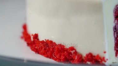 Beyaz kremalı beyaz kek, bisküvi kapatın. Beyaz, seçici odak bir beyaz masa, yakın Lila ile düğün pastası. Koyu mavi zemin üzerine karamel parti pasta