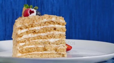 Cuted çilek ve plaka üzerinde yaban mersini ile pasta katman. Yaz berry kek. Çok katmanlı Berry ve fıstıklı Mousse Kek