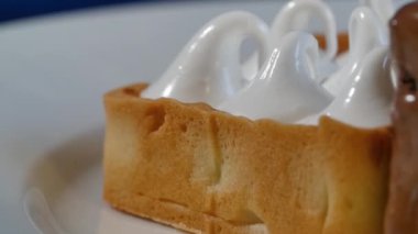 Taze olgun kırmızı çilek ve krema gevrek altın gözleme üzerinde serinletici bir tatlı şeker serpilir. Waffle wheaped krem ve raspberrries ile