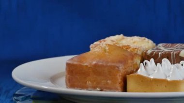 Taze olgun kırmızı çilek ve krema gevrek altın gözleme üzerinde serinletici bir tatlı şeker serpilir. Waffle wheaped krem ve raspberrries ile