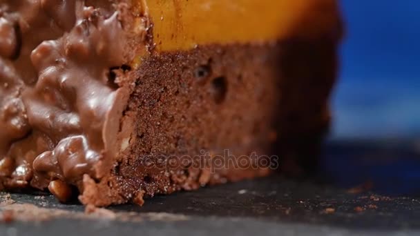 Kuchen mit Sahne und Nüssen. Schokoladenkuchen mit Nüssen und Schokoladenchips. Schokolade-Karamell-Cupcake mit Nüssen und Butterschmalz-Sirup, Nahaufnahme — Stockvideo
