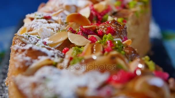 Des copeaux de noix sur le gâteau, macro. Délicieux gâteaux au dessert. Pâtisseries maison. Gâteau aux noix — Video