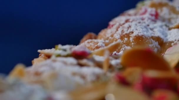 Walnut krullen op taart dicht omhoog, macro. Heerlijk dessert taarten. Huisgemaakt gebak. Notentaart — Stockvideo