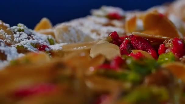 Des copeaux de noix sur le gâteau, macro. Délicieux gâteaux au dessert. Pâtisseries maison. Gâteau aux noix — Video