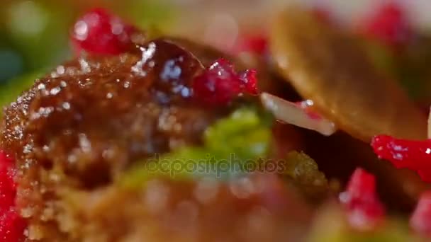 Walnut krullen op taart dicht omhoog, macro. Heerlijk dessert taarten. Huisgemaakt gebak. Notentaart — Stockvideo