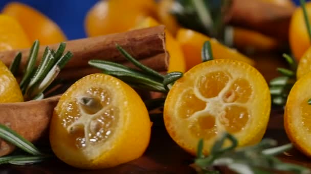 Kuchen mit Rosmarin, Kumquat und Lebkuchen verziert. Kuchen dekoriert Kumquat und Zimt — Stockvideo