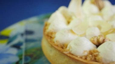 Çırpılmış yumurta akı kek, arka plan kadar yakın. Beyaz doğum günü pastası ile sarı çikolata ganache, hatmi ve meringues. Ağır çekim