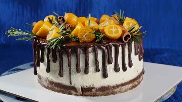 Framsida av en kex kaka. Paj med frukter och blommor. Stäng upp front Visa cookie och gräddtårta. Choklad tårta och krämen inredda toppning kakao — Stockvideo