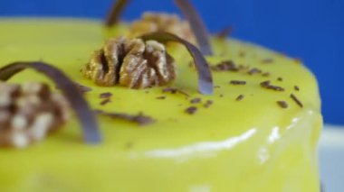 Yeşil mousse kek ile fındık ve koyu mavi zemin üzerine çikolata parçaları. Yeşil kek