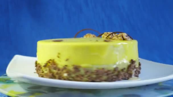 Zöld mousse torta dió és csokoládé darab. Sötét kék háttér torta — Stock videók