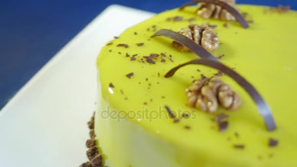 Green mousse cake with nuts. Modern French mousse cake. Cake on dark blue background — Stock Video