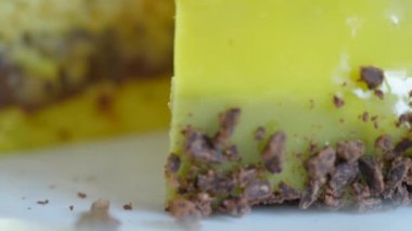 Yeşil mousse kek fındıklı. Modern Fransız mousse kek. Koyu mavi zemin üzerine pasta