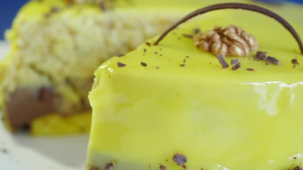 Bolo de mousse verde com nozes. Bolo de mousse francês moderno. Bolo no fundo azul escuro — Vídeo de Stock