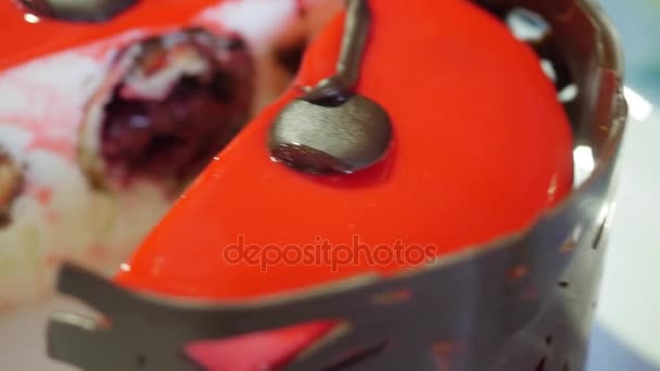 Pastel de terciopelo rojo. Pastel en glaseado rojo sobre un fondo azul oscuro. Pastel rojo Primer plano — Vídeo de stock