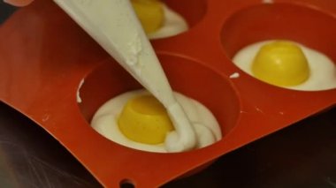 Hamur işi çanta bir esnek silikon kalıp mousse ile doldurma. Gurme Fransız tatlı, yakın çekim