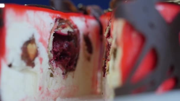 赤い光沢のある釉薬が美しいケーキ。赤いチョコレート ケーキ。スローモーション — ストック動画