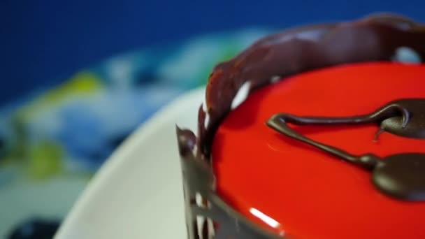 Delicioso pastel de chocolate sobre fondo azul — Vídeo de stock