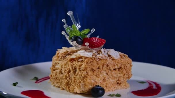 Pastel de capa con menta, fresa, arándanos. Sabroso pastel de capa — Vídeos de Stock