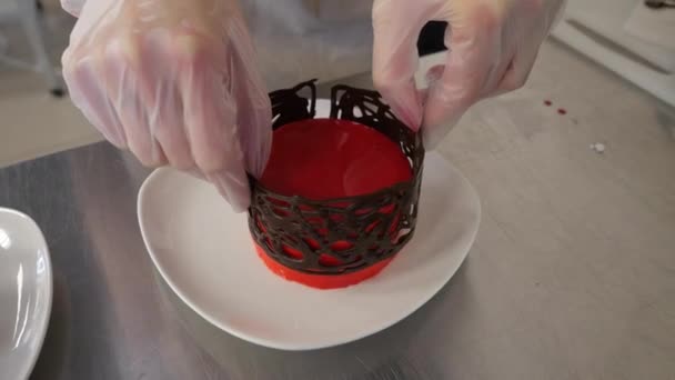 Hermoso pastel con esmalte brillante rojo. Pastel rojo con chocolate — Vídeo de stock