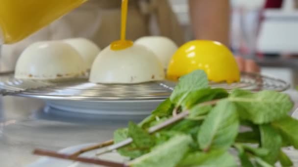 Φρέσκα φρούτα μαρμελάδα ρίχνει στο κομμάτι της νόστιμο φρεσκοψημένα κέικ — Αρχείο Βίντεο