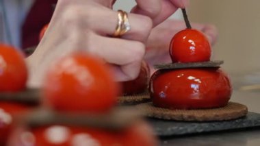 Kiraz reçeli metal tencerede kaşıkla karıştırarak portre. Ev yapımı kiraz reçeli kaynayan kapatın. Ev yapımı kiraz reçeli pişirme