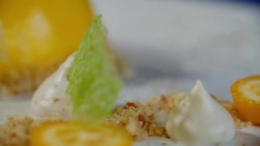 Soya sütü ile ince yuba veya tofu film bir çelik tencerede kaynar. Sıcak taze süt ve alçı taşı
