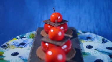 Soba üzerinde taze çilek kompostosu ile pota. Ev yapımı reçel pişirme