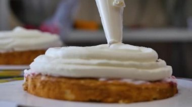 Sağlıklı ızgara tavuk, lahana, pancar salatası. Taze salata pancarı ve portakal ile