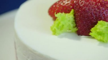 Fransızca taze çilek pasta tablo yakın çekim. Çilekli kek. Tatlı ev yapımı kek çilek ve krema ile yakın çekim
