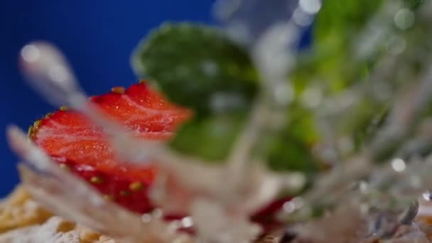 Schichtkuchen mit Minze, Erdbeere, Blaubeere. Leckerer Schichtkuchen, Makro — Stockvideo