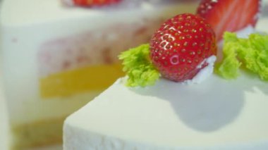 Çilek düğün pastası bir bıçak ile kesme. Pastayı keselim. Çilekli pasta