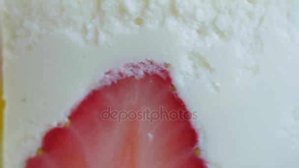 Close-up van de Franse verse aardbei taart op tafel. Aardbei taart. Close-up van zoete zelfgemaakte cake met aardbeien en slagroom — Stockvideo