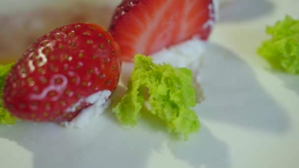 French Fresh Strawberry cake de cerca sobre la mesa. Pastel de fresa. Dulce pastel casero con fresa y crema batida de cerca — Vídeos de Stock