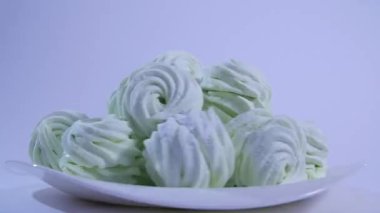 Çok küçük lokum gibiydi. Beyaz arka plan üzerinde Marshmallows. Arka plan olarak pembe tüylü yuvarlak marshmallow. Tatlı yiyecek şeker arka plan poster olarak. duvar kağıdı, fon makro