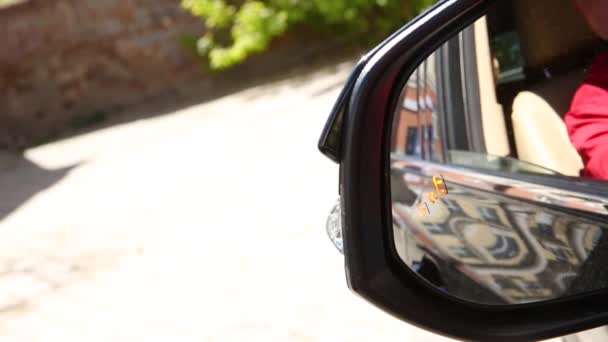 Autos autónomos en una carretera con conexión visible. Sistema de monitoreo de punto ciego icono de la luz de advertencia en el espejo retrovisor de un vehículo moderno. Sistema de coche — Vídeo de stock